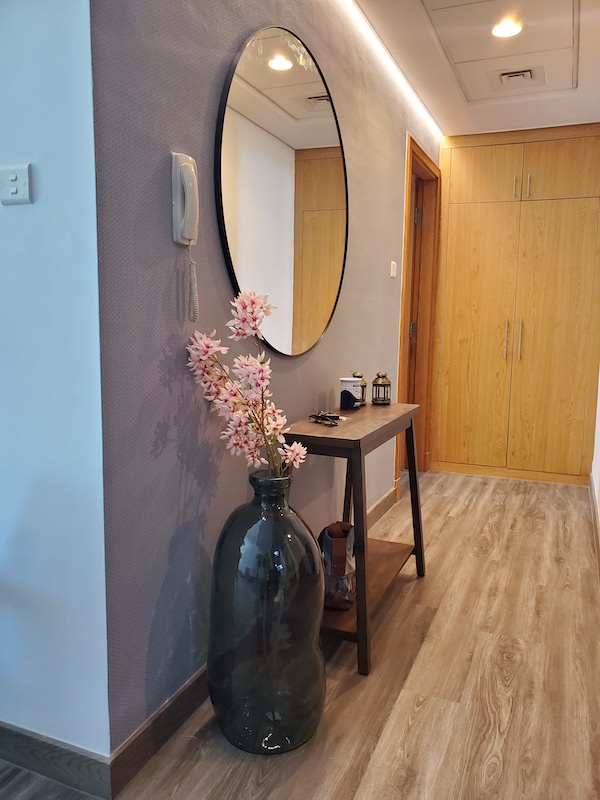 simple hallway decor asian japanese stle with a big round mirror, home renovations in dubai, dubai decor, kitchen remodeling and villa upgrade